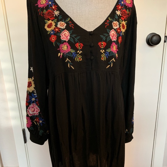 Umgee Dresses & Skirts - Umgee Black Flower Detail Dress